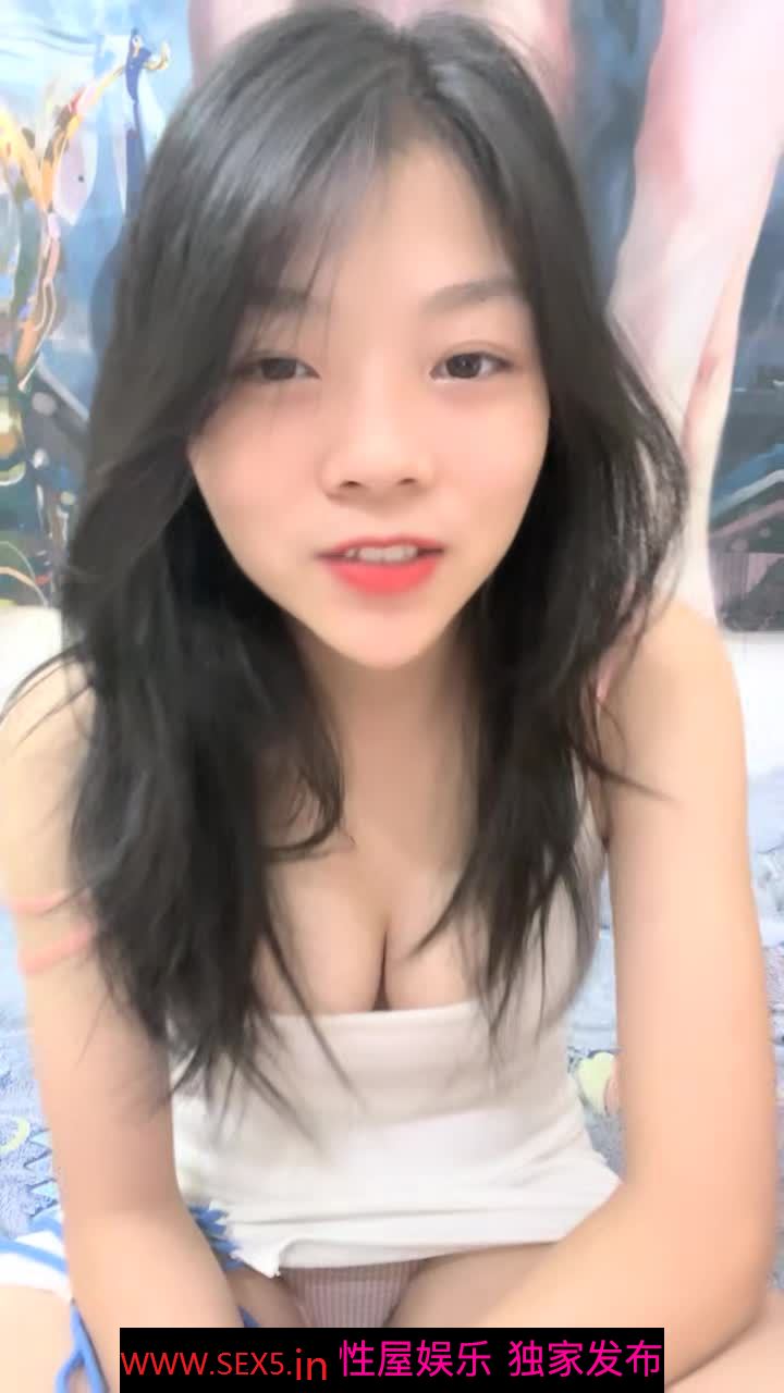 外表甜美！性格活泼美少女！近期下海炮友大战，撩下内衣用屌磨奶头，美腿黑丝足交，骑乘位操多毛骚逼