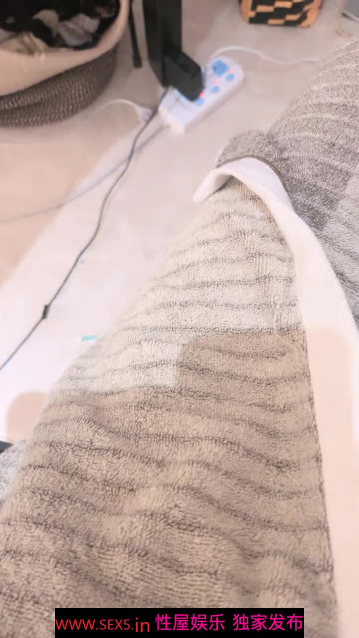 气质眼镜金发美女！和观众玩大转盘！振动棒自慰，特写视角塞入，加强档位，震的好舒服，娇喘呻吟