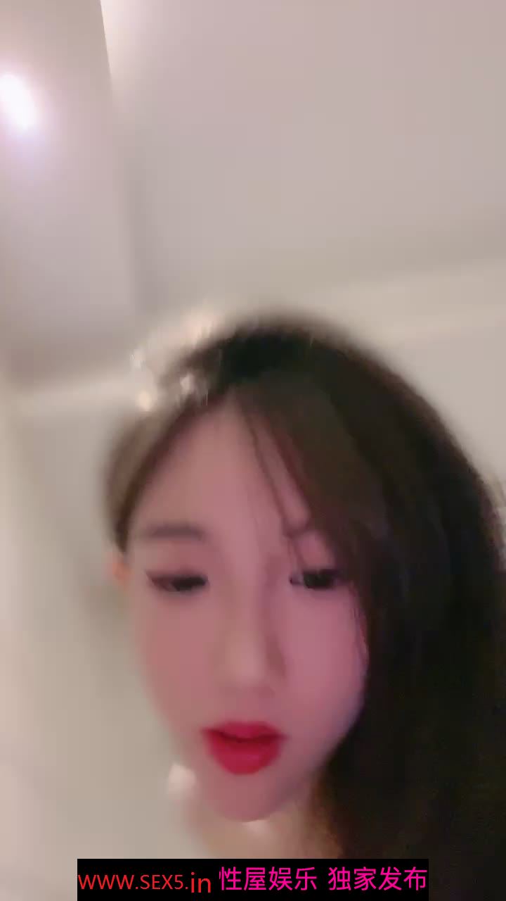 蝴蝶逼摘女小狼女，颜值很高全程露脸跟小男友激情啪啪直播大秀，淫声荡语互动撩骚，激情上位骚逼特写好刺激
