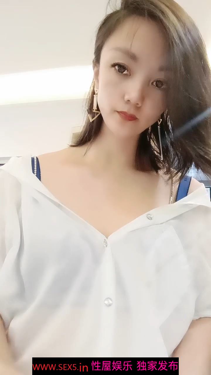 骚娘子在家露脸跟大哥激情啪啪，全程露脸衣服都没脱完就被猴急的大哥按在厨房草了，边干边脱深喉大鸡巴真骚[MP4/875MB]