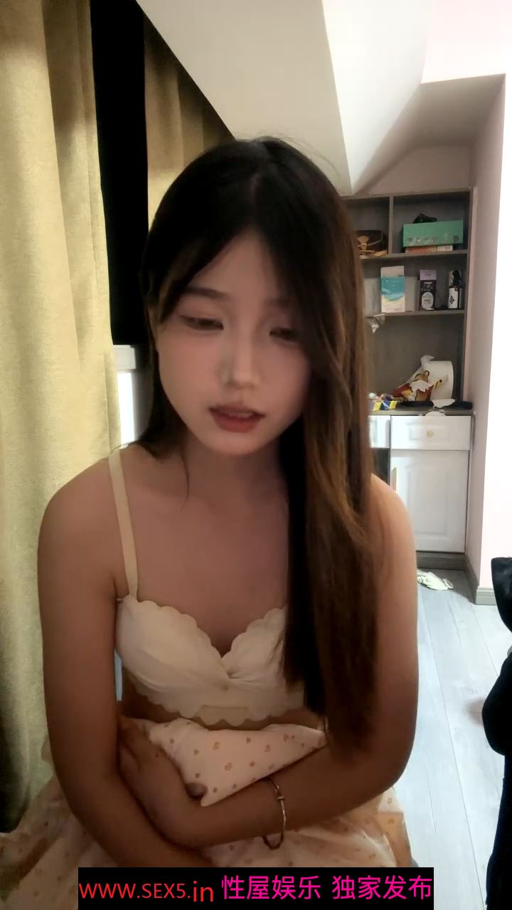 近期下海乖巧颜值妹妹！外表甜美呆萌！娇小身材贫乳，脱光光展示身材，揉捏奶子，扒开小穴特写