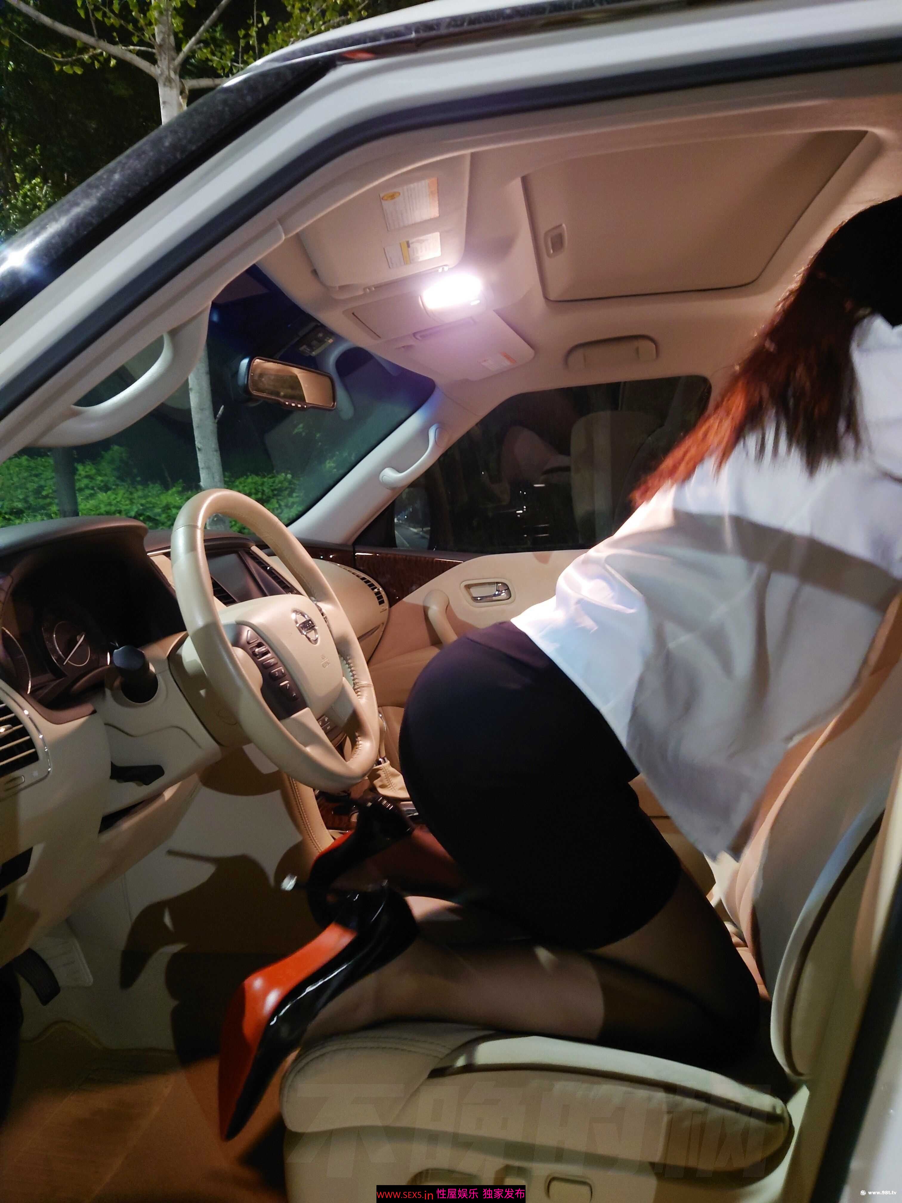 白衬衫黑丝黑红高跟，缪斯爱嫂，任君一撸 [22P]