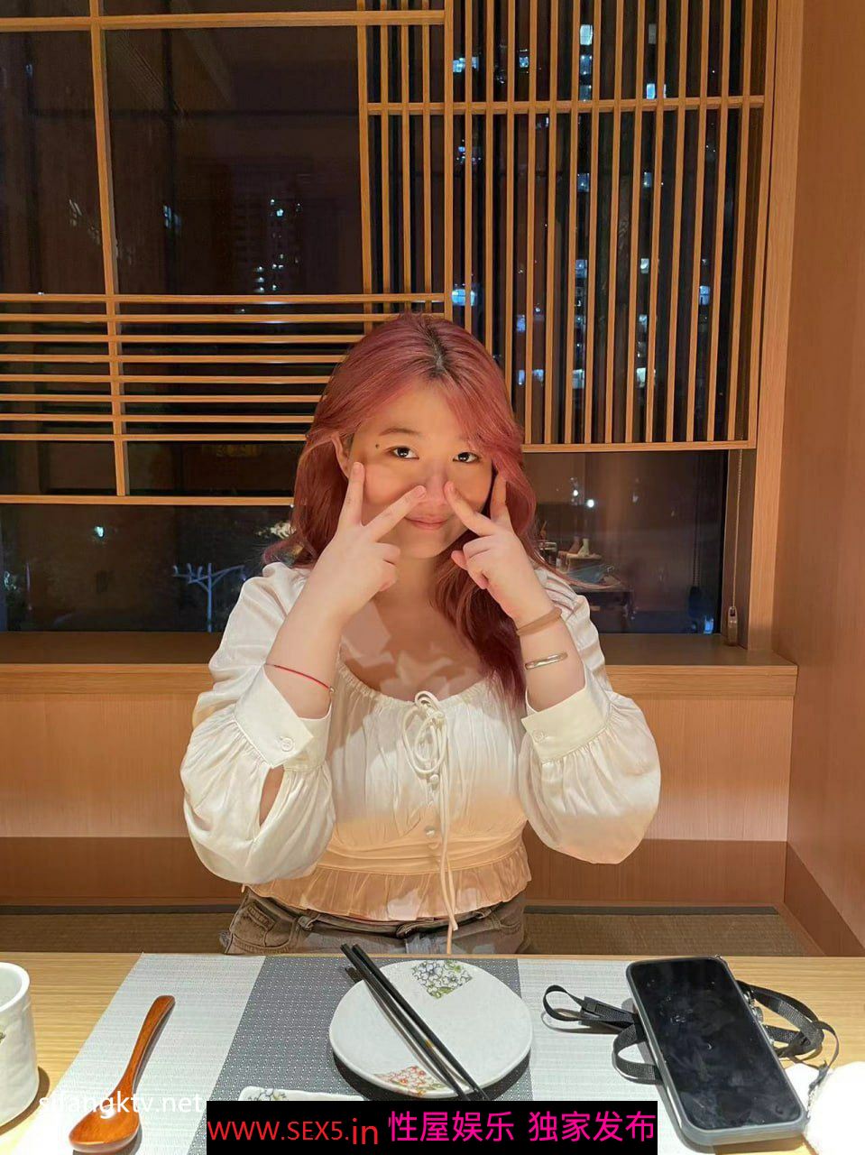 约妹达人汤先生哈尔滨出差❤️面基大学生女网友酒店开房穿上情趣战衣做爱口爆颜射脸上