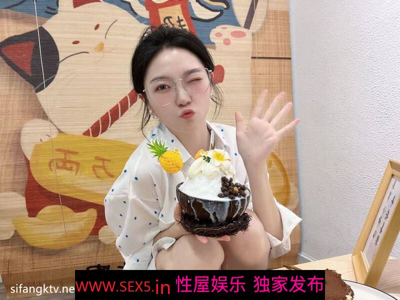 高颜值气质美女李诗琪与男友自拍对着镜子做爱后入蜜桃臀样子非常淫骚