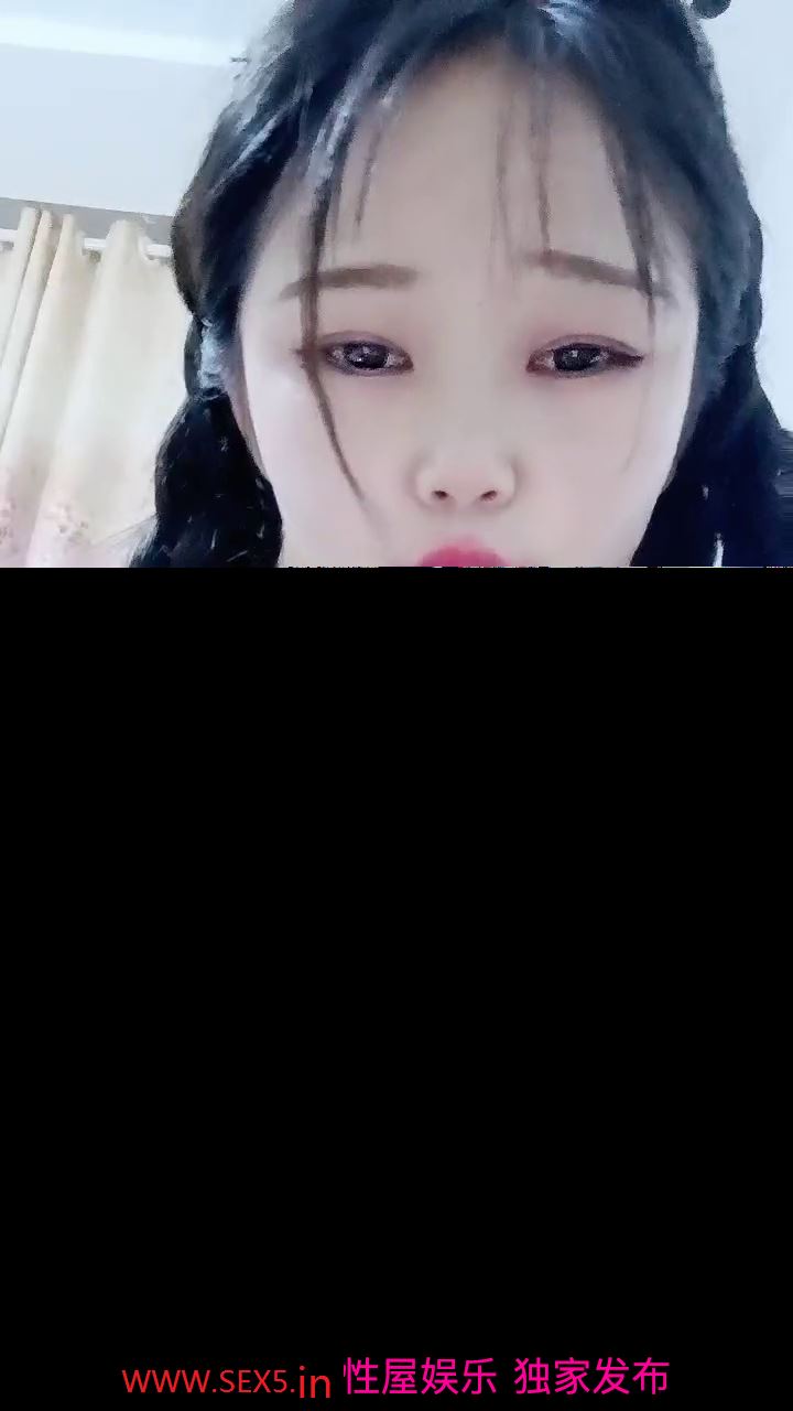 饥渴的哺乳期奶妈，全程露脸骚逼饥渴难耐想要狼友的大鸡巴草，淫声荡语互动，挤奶水给狼友喝，抠到骚逼高潮