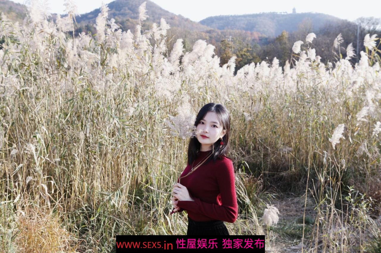 很漂亮的眼镜妹子吃的好认真 [10P]