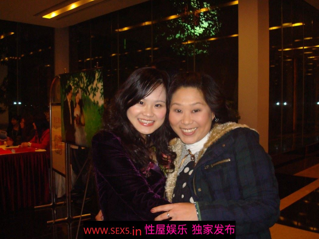 那奶子好大好挺啊，B的阴唇也很嫩的，这样的女人好啊 [20P]