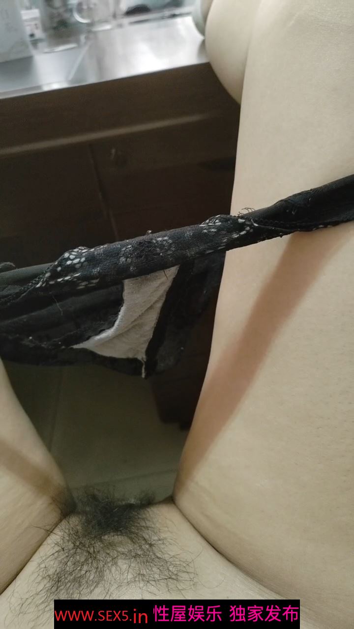 办公室里的骚货关起门来直播赚外快，淫声荡语互动撩骚，揉着奶子抠着逼浪叫呻吟，用桌角草逼玩的真花啊好骚