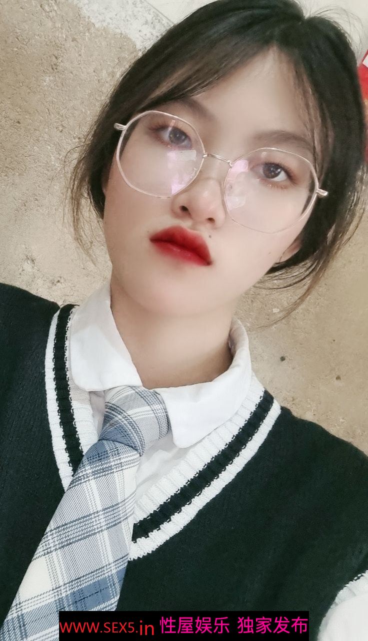 眼镜美女 [16P]