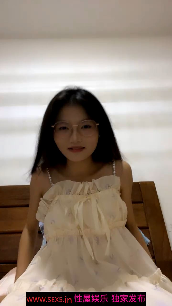 长发及腰眼镜妹妹！居家自慰诱惑！外表甜美苗条，拿出假屌磨蹭骚逼，快速抽插流白浆，表情很专注