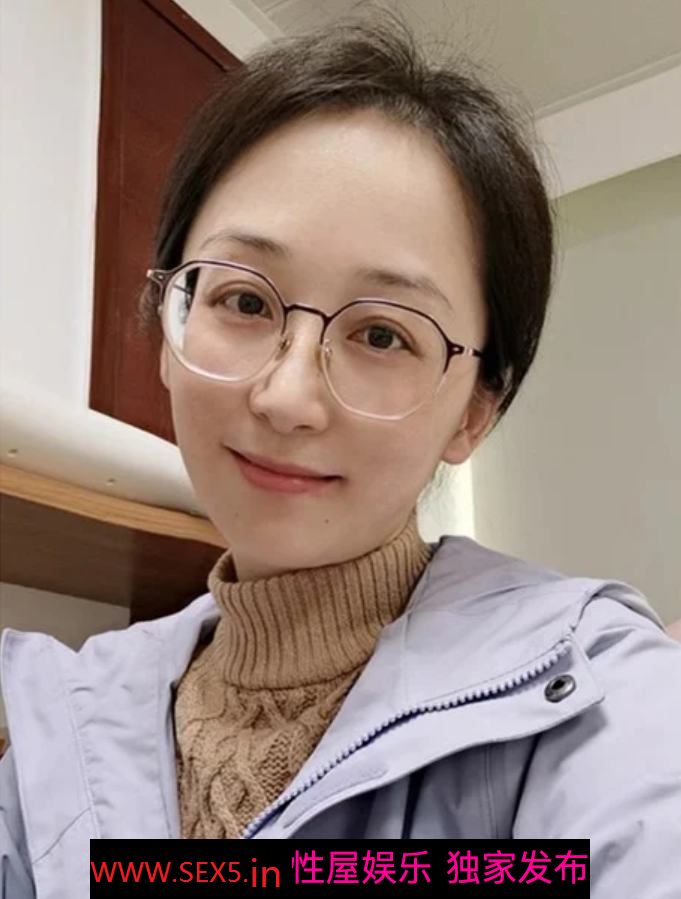戴上眼镜看着挺有气质的[13P]
