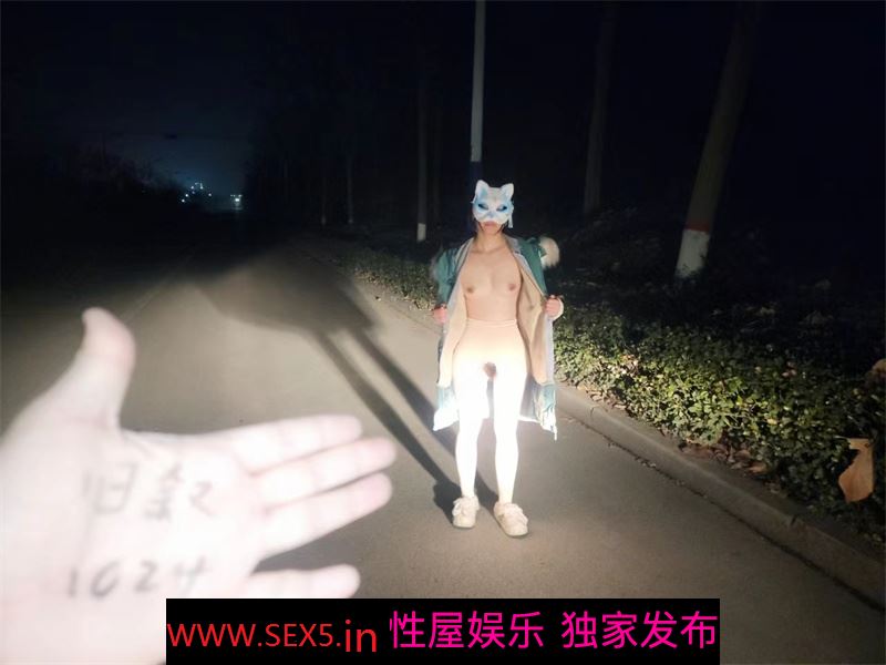 [旧叙原创]淫荡母狗野外露出 很冷 但是淫荡的心很热 微露脸 3通 喝尿 手写验证 [30P]