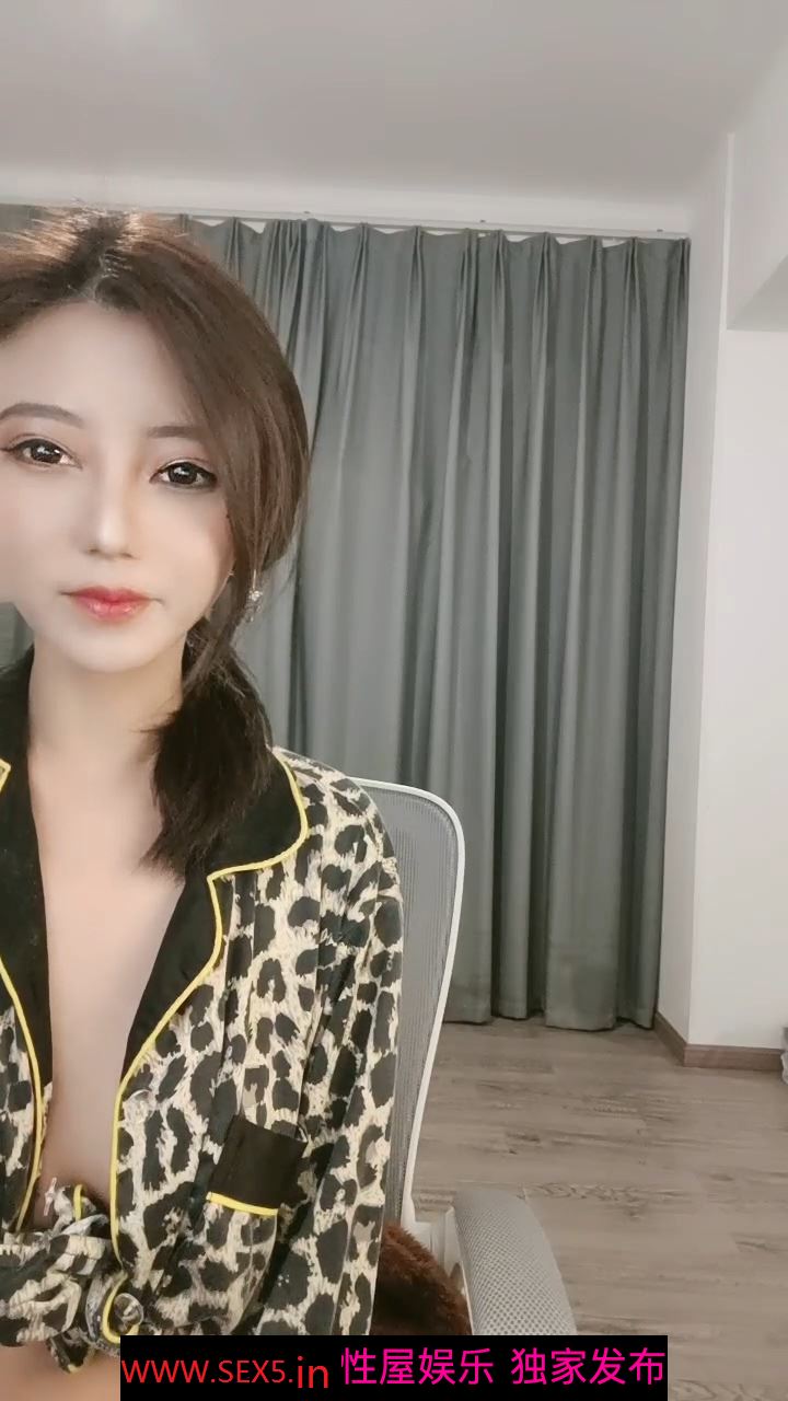 女神級尤物，奶大逼肥屁股翹，完美好身材露臉精彩直播大秀，淫聲蕩語互動撩騷，聽指揮揉奶玩逼道具抽插高潮