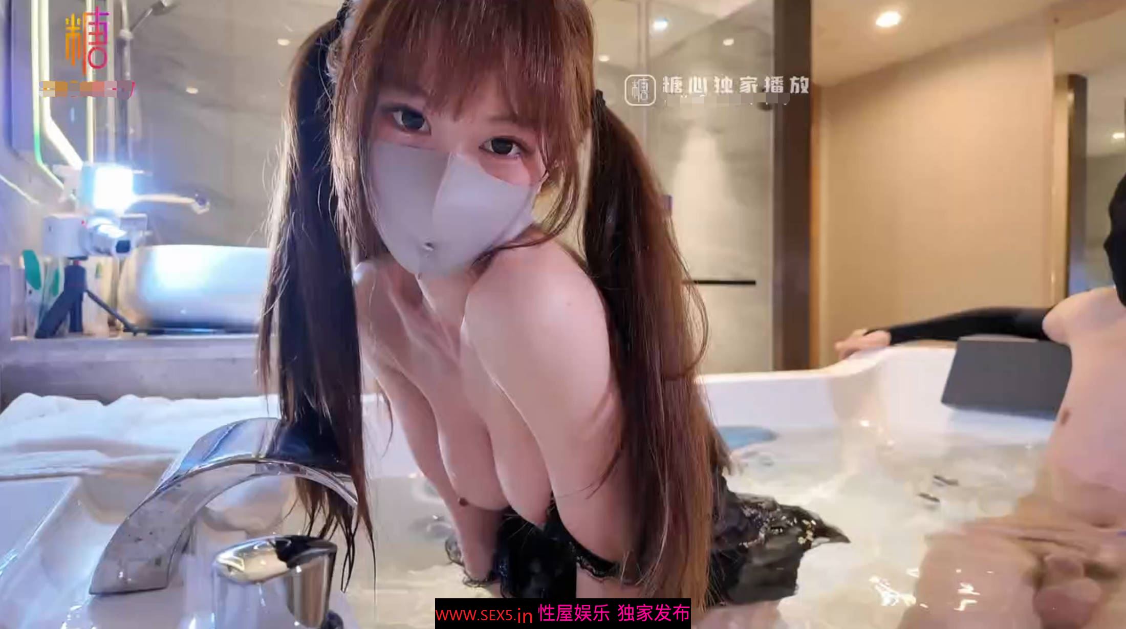 【榨精性瘾 少女】Cola酱 宠粉福利浴缸性爱深喉吸茎 美妙酮体紧致小腹 大开M腿肉棒顶宫抽射 湿嫩小穴榨精中出