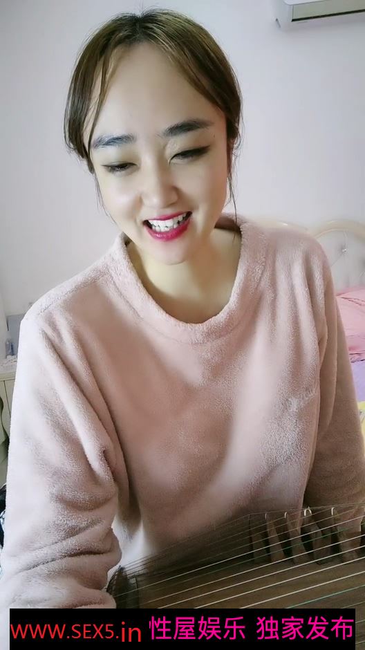 妹妹的闺蜜，全程露脸笑起来好甜，有才艺懂情趣，红色小肚兜，透明旗袍诱惑，看逼逼特写，裸弹古筝精彩刺激