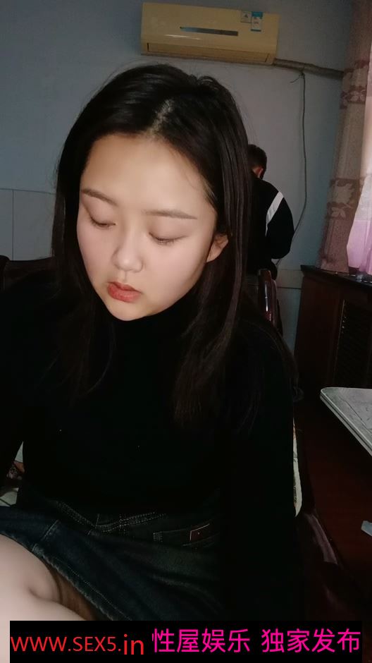 微胖良家小少妇全程露脸在家跟小哥激情啪啪大秀直播，道具玩逼深喉大鸡巴，让小哥吃奶舔逼各种抽插爆草好骚