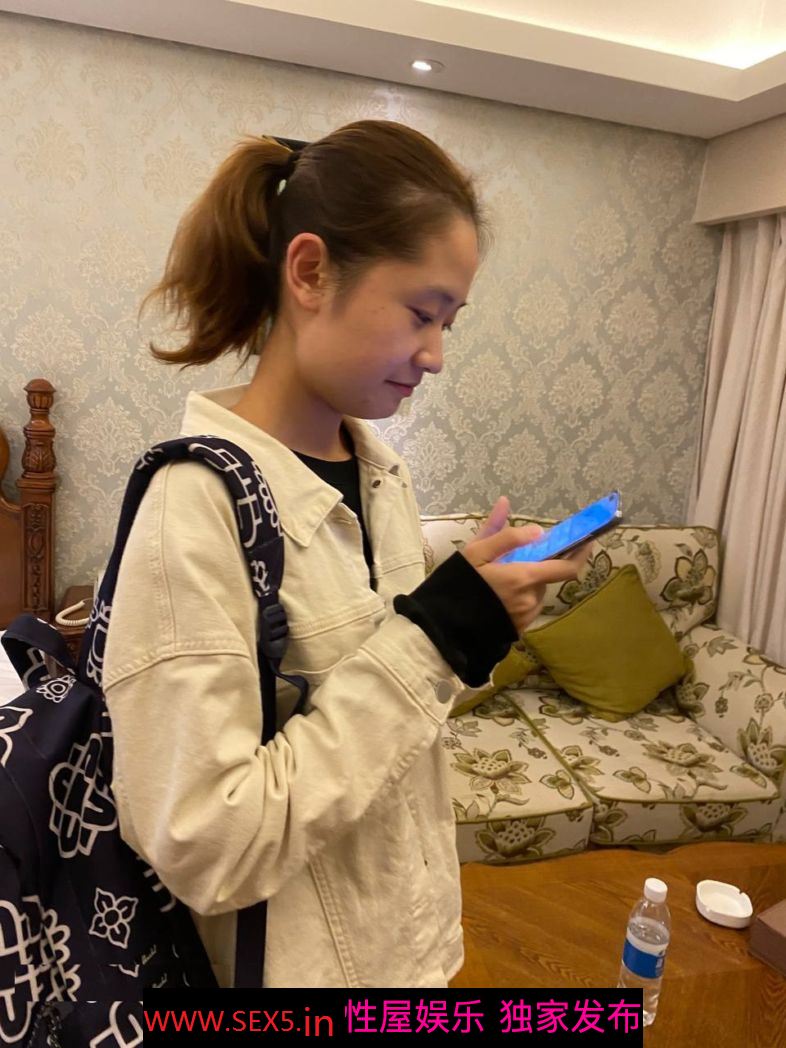 这个妹妹的身材还是相当不错哦 两个奶子大小正好[19P]