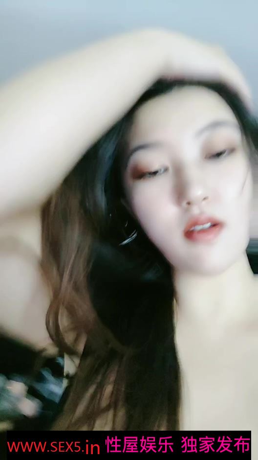 大奶新人微胖露脸，无毛白虎逼很是性感诱惑，舔弄假鸡巴的样子好骚，自己揉着奶子插着骚穴，浪叫呻吟不止