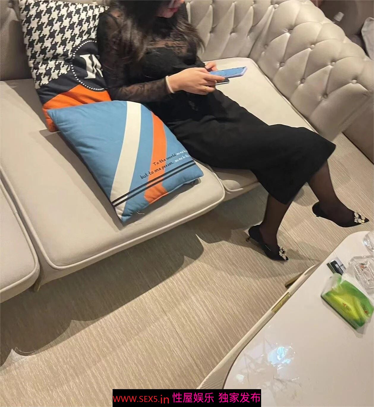 妩媚人妻身着开档黑丝  多毛骚穴足以诱人深入 [63P]