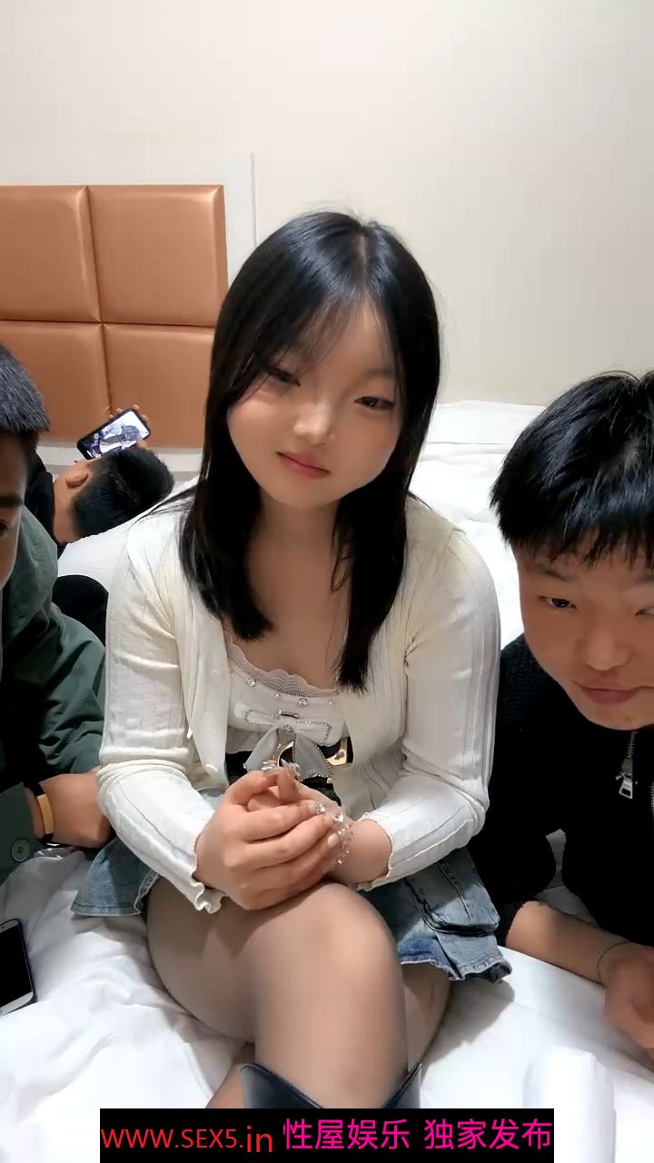 涉世未深的小浪妹被三个社会小哥带到酒店玩4P，全程露脸直播啪啪，骚逼水嫩多汁，被小哥压在身下轮草抽插[MP4/696MB]