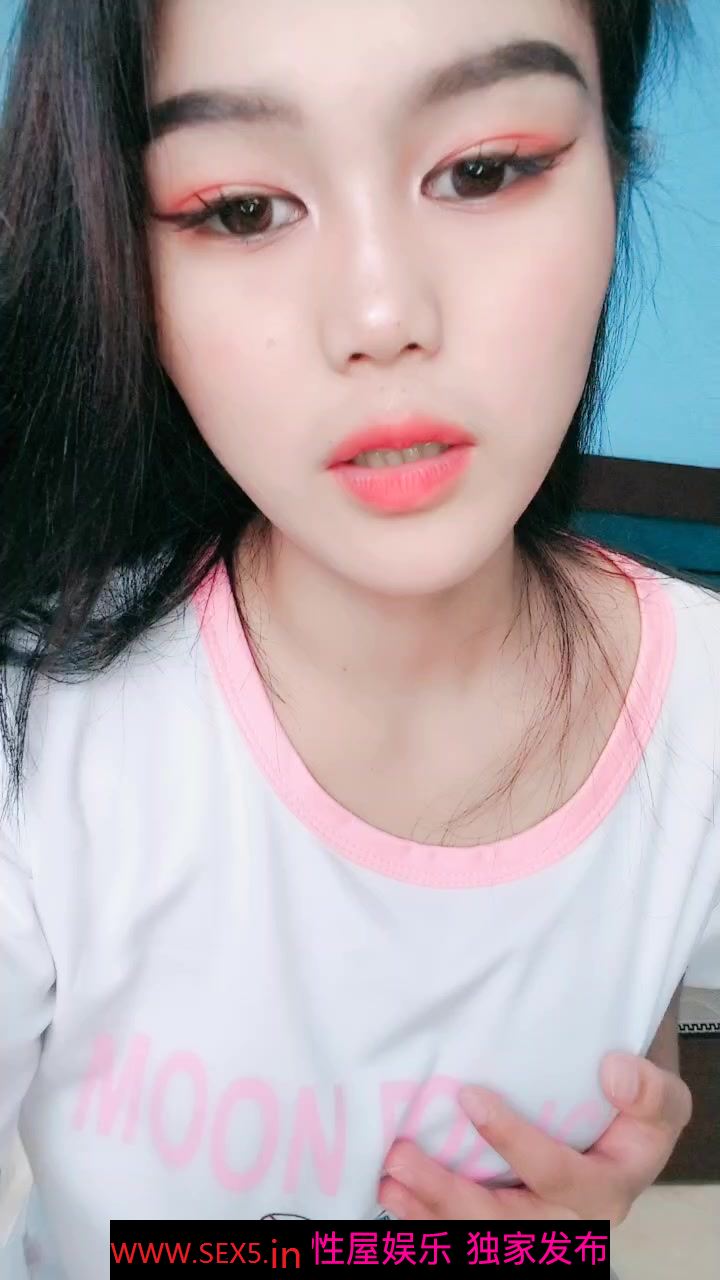 颜值不错的甜雨妹妹听狼友指挥精彩大秀，慢慢脱光情趣黑丝诱惑，揉奶玩逼自慰呻吟，自慰棒插进骚逼浪叫呻吟