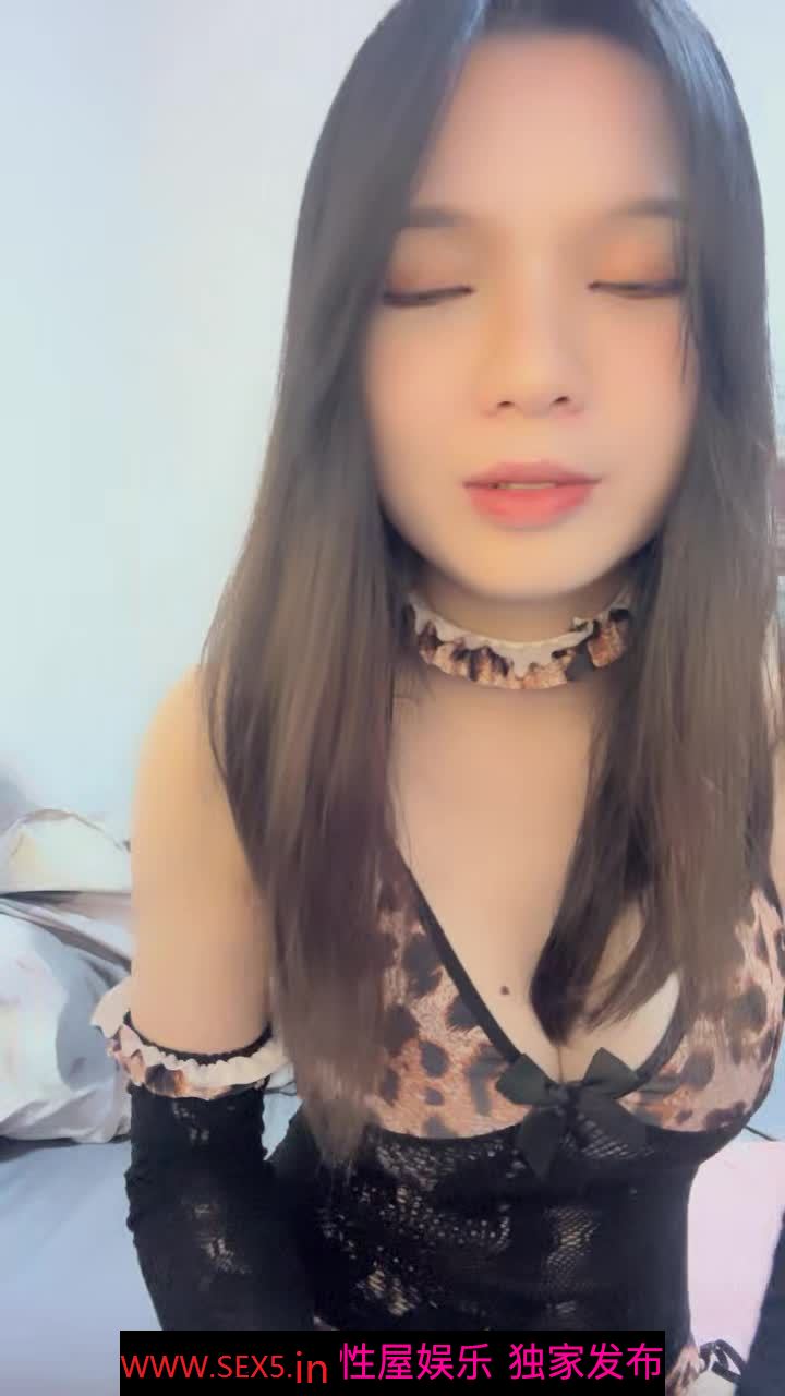 豹纹内衣甜美女神！刚过大姨妈密码房！极品白嫩美乳，换上情趣装诱惑，从下往上视角，跳蛋震骚穴