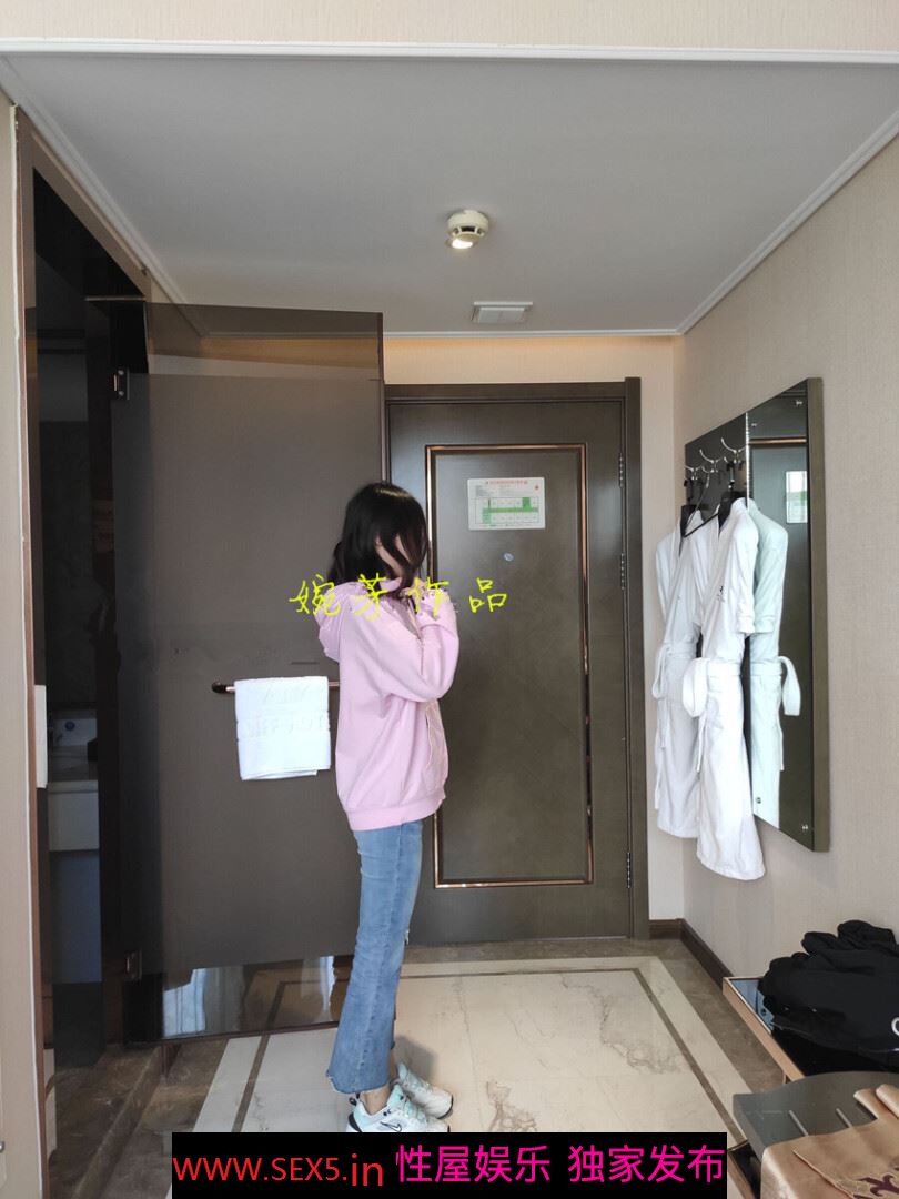 在学校那么乖。到了社会骚点怎么了？ 想逼就来找我 别憋着 多难受啊！ ​​​​​​[29P]