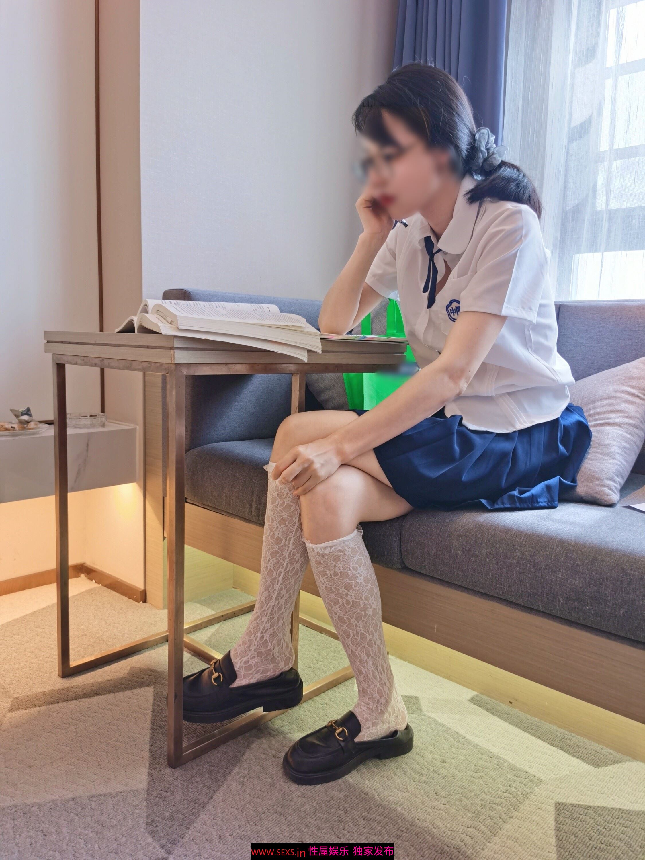 [原创]你们的骨感小嫂子薄码出镜第五弹，白丝校服梦回豆蔻年华，母乳圣水制服诱惑，外纯内熟释放纯真欲火[62P]