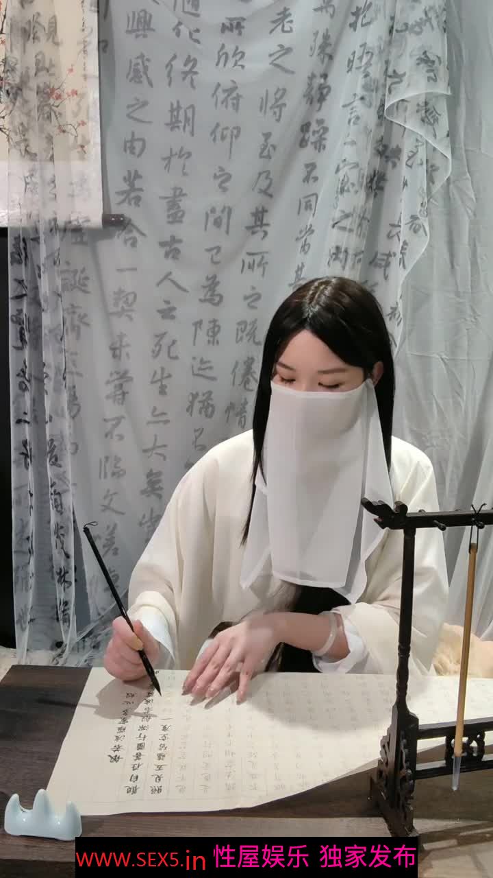 古风装扮练书法！撩起裙子看穴！脱光光扭腰摆臀，坐在桌子上摸穴，跳蛋震动棒轮番上，爽的娇喘连连
