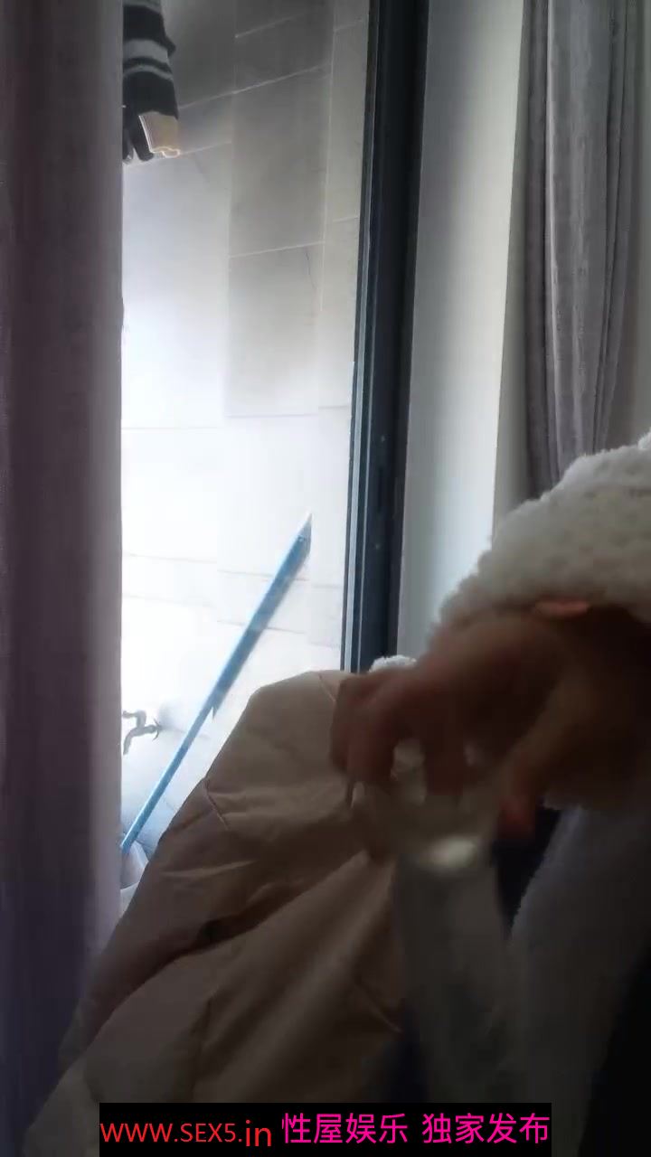 萌萌的纯情小妹,全程露脸镜头前直播赚外快,跟狼友撩骚互动,超级可爱,玩弄假鸡巴抽插小嫩穴精彩又刺激
